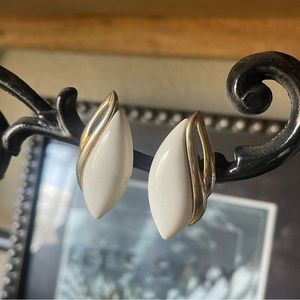 Vintage 1950s enamel gold tone clip on earrings